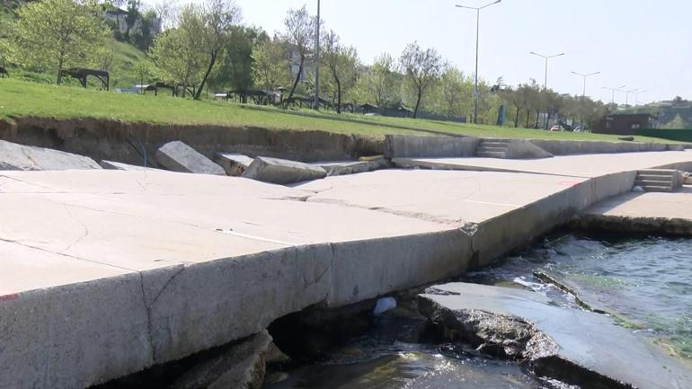 Beylikdüzü sahilinde yürüyüş yolu çöktü