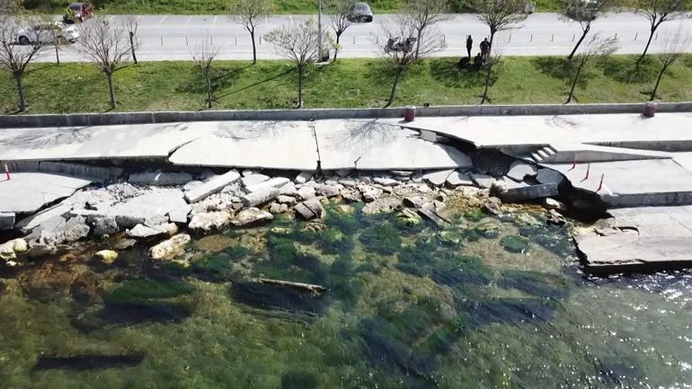 Beylikdüzü sahilinde yürüyüş yolu çöktü