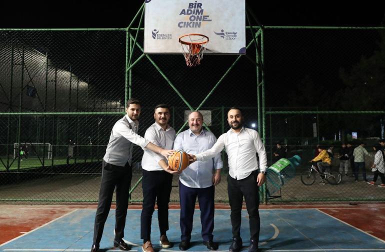 Bakan Varank, gençlerle basketbol oynadı