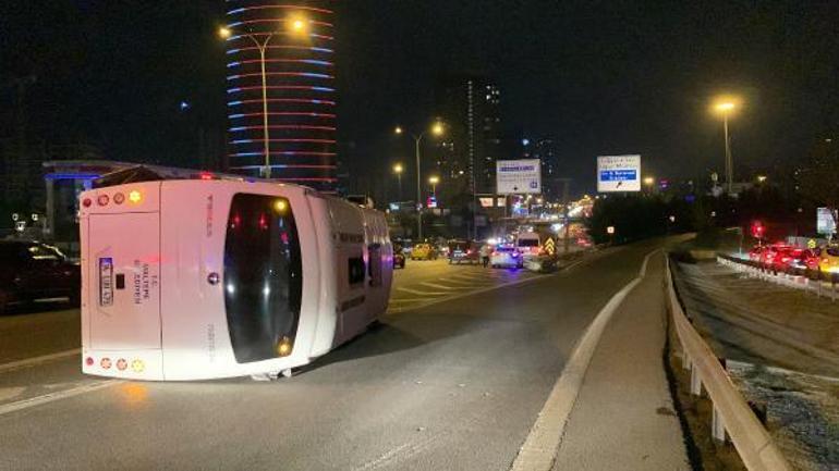 Kartalda servis minibüsü otomobile çarparak devrildi