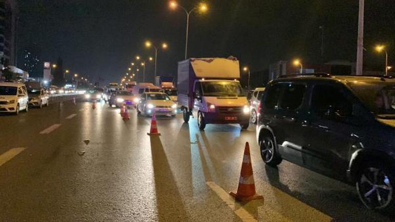 Kartalda servis minibüsü otomobile çarparak devrildi