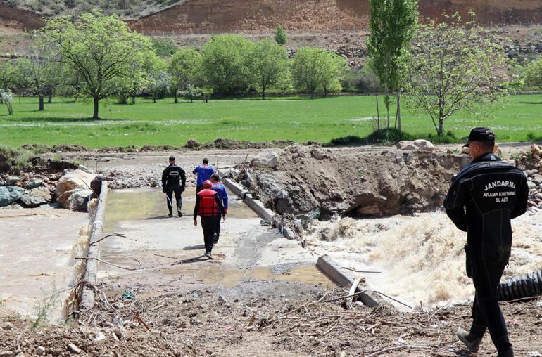 Ebe kızı ve eşi toprağa verildi, çayda kaybolan sürücü aranıyor