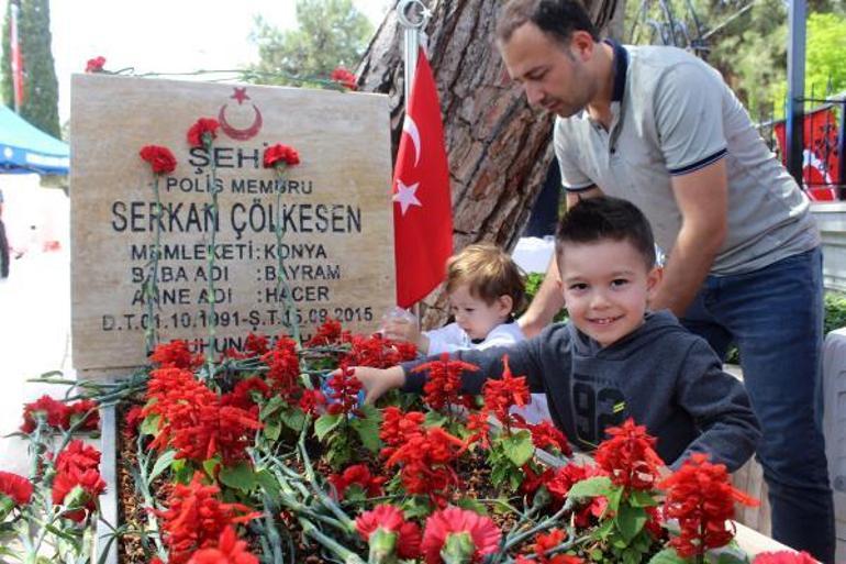 Adını taşıdığı şehit dayısının mezarını sulayıp karanfil bıraktı