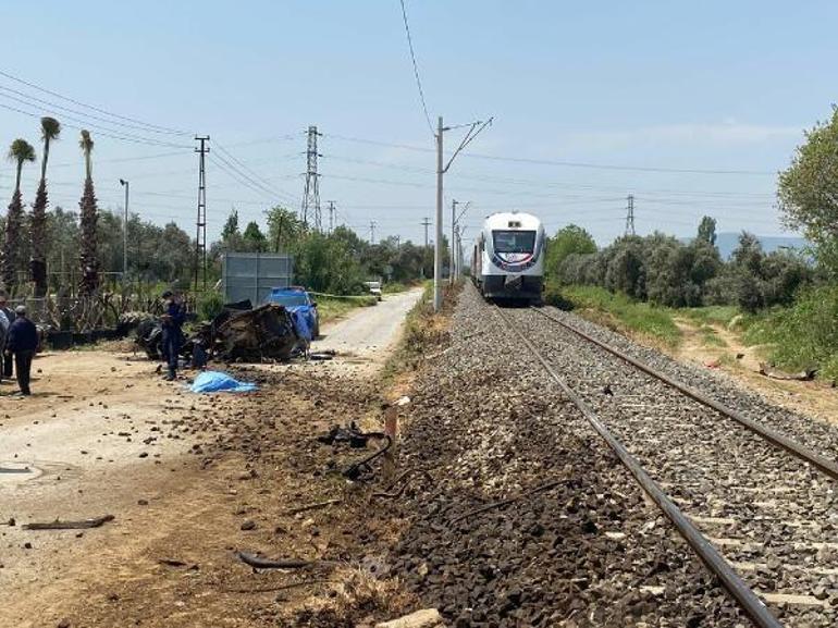 Yolcu treni hemzemin geçitte traktöre çarptı, sürücü öldü