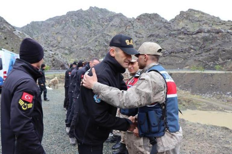 Eşi ve kayınvalidesinin cansız bedenine ulaşılan çayda kayınpederinin bulunmasını bekliyor