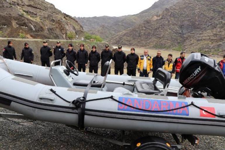 Eşi ve kayınvalidesinin cansız bedenine ulaşılan çayda kayınpederinin bulunmasını bekliyor