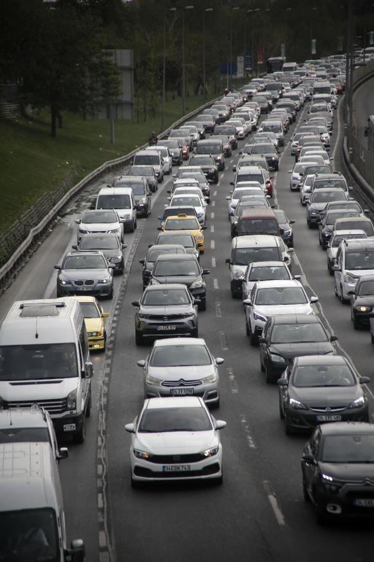 İstanbulda trafik yoğunluğu yüzde 65