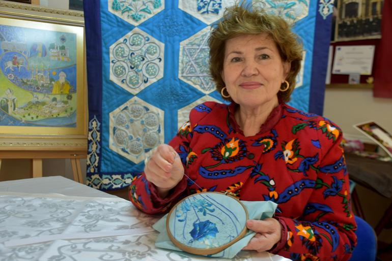 6 asırlık Muradiye Camisinin çalınan çinilerini kırkyama ile kumaşa aktardı