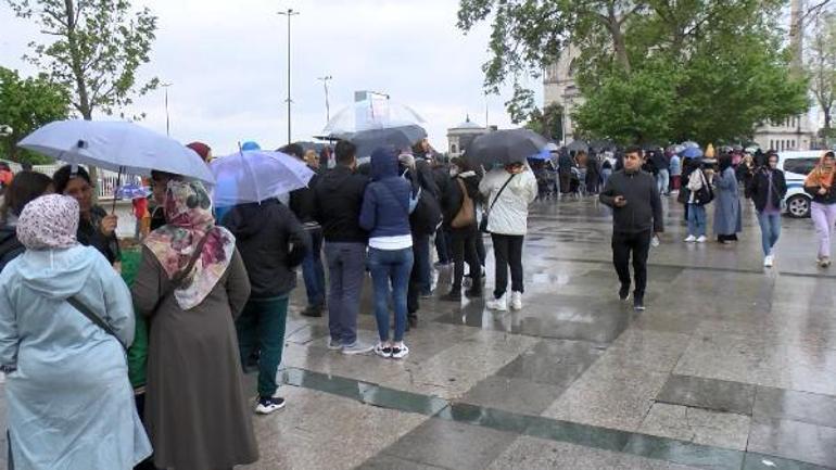 Dolmabahçe Sarayında ziyaretçi yoğunluğu