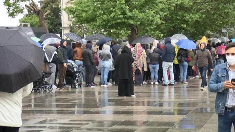 Dolmabahçe Sarayında ziyaretçi yoğunluğu