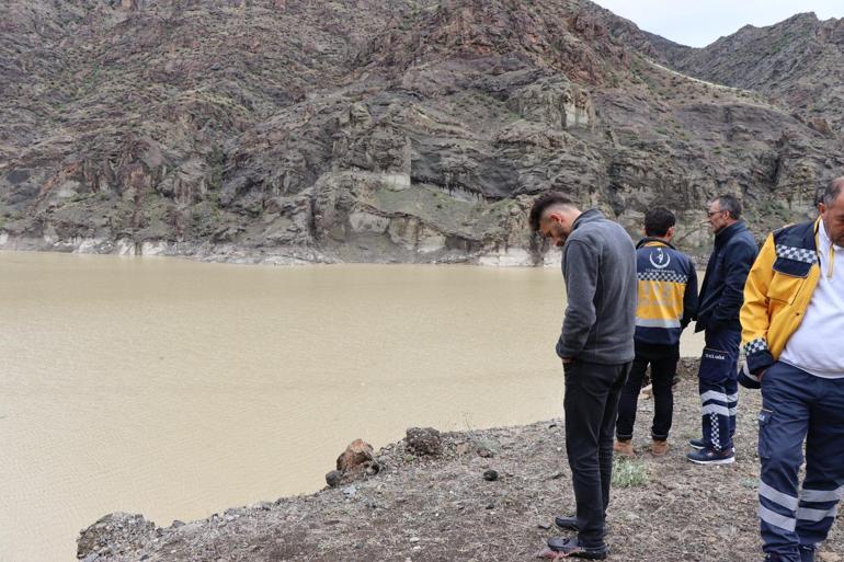 Anne ve kızının öldüğü kazada çayda kaybolan baba için Vandan bot getirildi