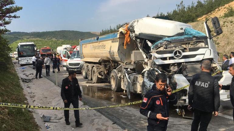 Bursada kamyon, yolcu otobüsüne çarptı: 1 ölü, 6 yaralı