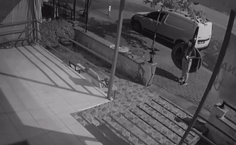 Sırtında trambolinle hırsızlık girişimi kamerada