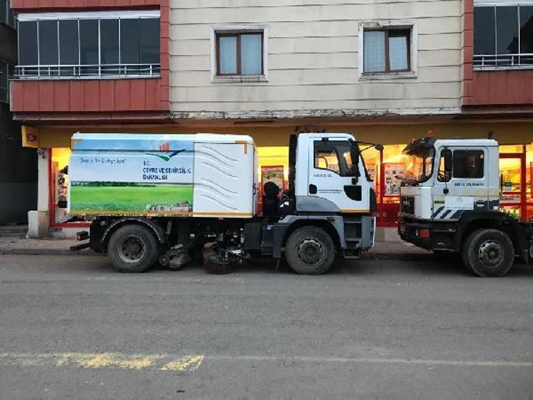 Muhatap bulamayan başkan, zincir marketlerin önüne belediye araçlarını çektirdi