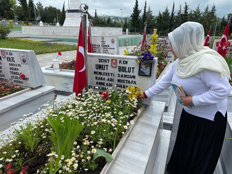 Şehit annesi: Kır çiçekleriyle sen gelirdin, bu defa ben geldim oğlum