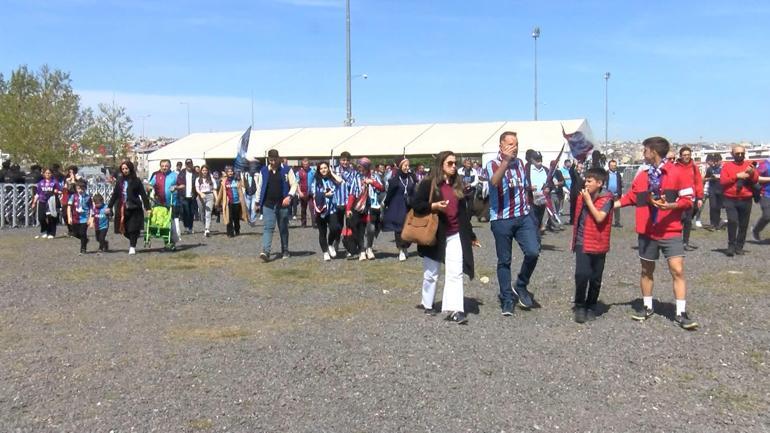 Trabzonspor taraftarından Yenikapıda şampiyonluk kutlaması