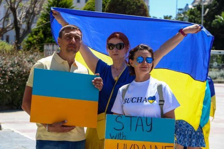 Ukraynalılar Antalyada Rusyayı protesto etti