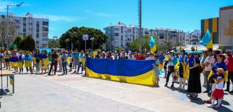 Ukraynalılar Antalyada Rusyayı protesto etti