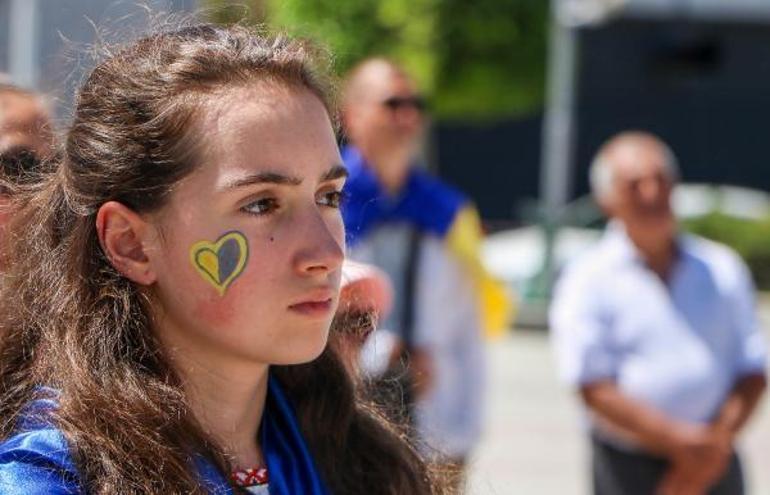 Ukraynalılar Antalyada Rusyayı protesto etti