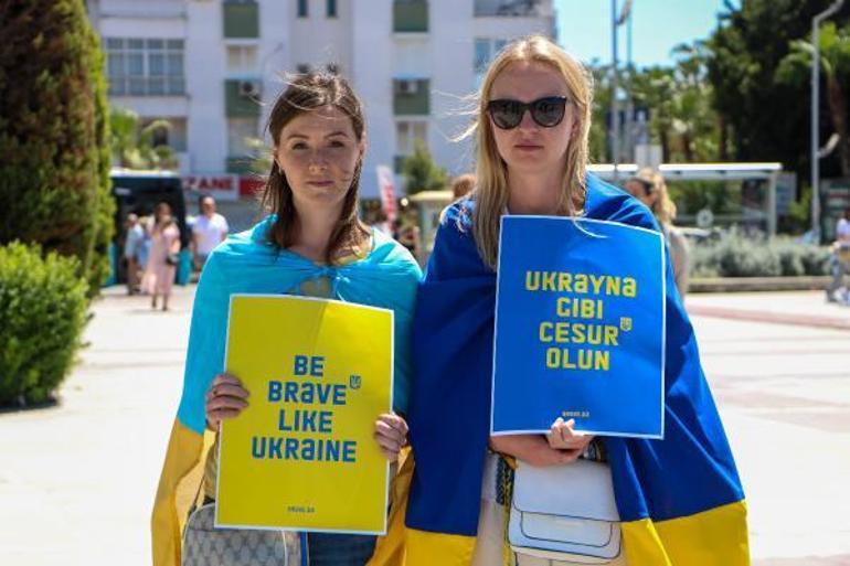 Ukraynalılar Antalyada Rusyayı protesto etti