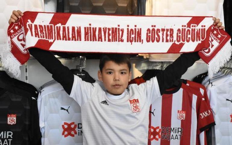 Afgan Sivasspor taraftarı küçük Eyüp, Alanyaspor maçı için Sivasa geldi