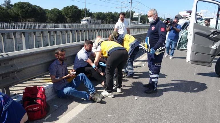 Tur minibüsü devrildi; 9 turist yaralı