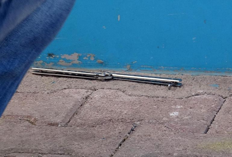 İç çamaşırı çalıp, kasiyeri bıçakla tehdit eden kadın serbest