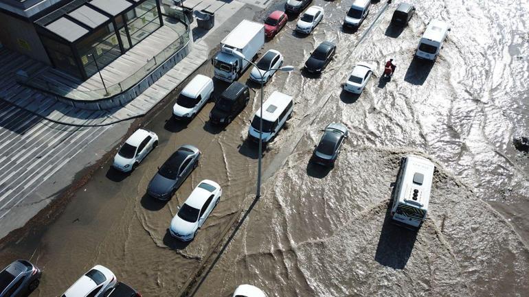 Başakşehirde su borusu patladı; su metrelerce yükseğe fışkırdı, yollar göle döndü