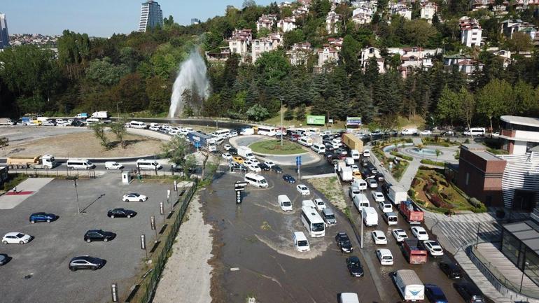 Başakşehirde su borusu patladı; su metrelerce yükseğe fışkırdı, yollar göle döndü