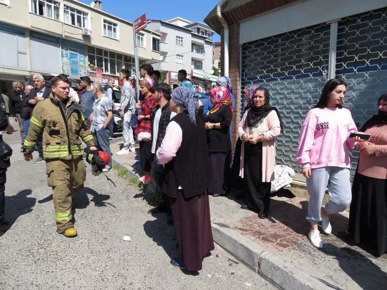 Kartal’da otomobil kaldırımdaki işçileri ezdi