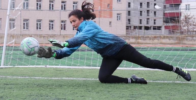 Gelinlik yerine forma giyen kızlar, namağlup şampiyon oldu