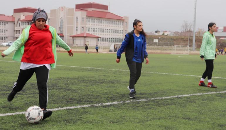 Gelinlik yerine forma giyen kızlar, namağlup şampiyon oldu