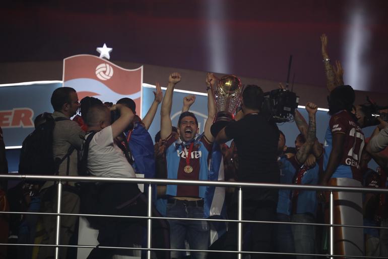 Şampiyon Trabzonspor kupasına kavuştu