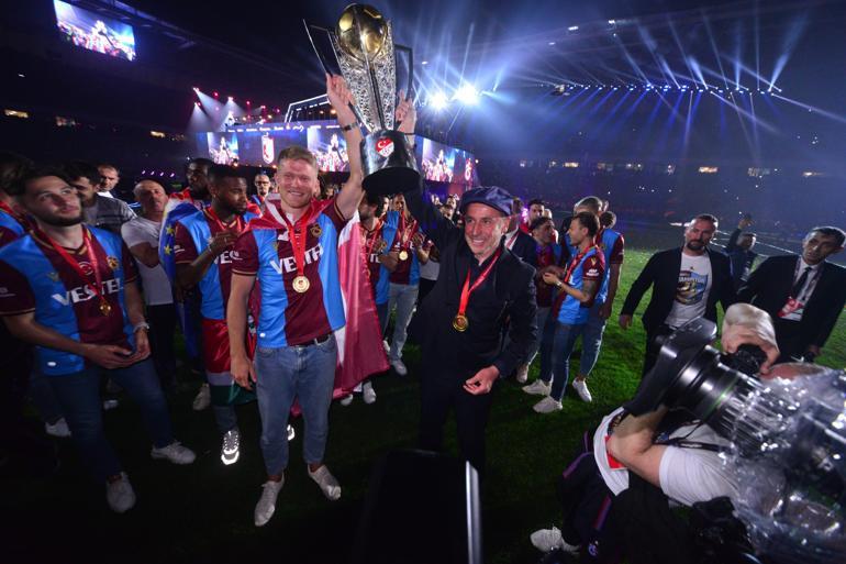 Şampiyon Trabzonspor kupasına kavuştu