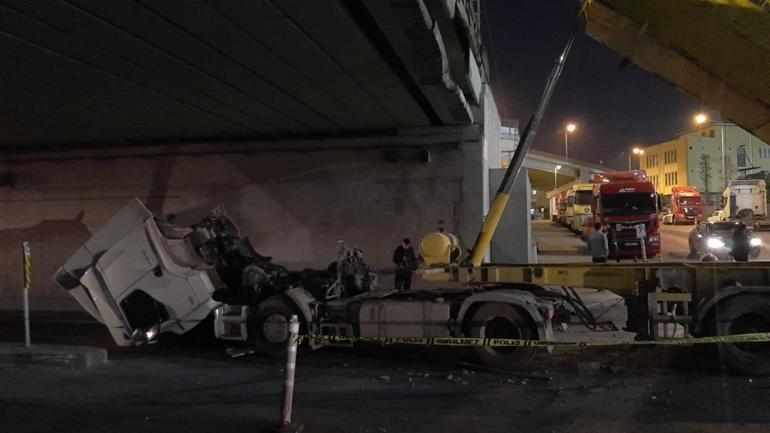 Pendikte dorsesi açık kalan hafriyat kamyonu alt geçide çarptı:1 yaralı