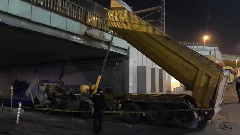 Pendikte dorsesi açık kalan hafriyat kamyonu alt geçide çarptı:1 yaralı