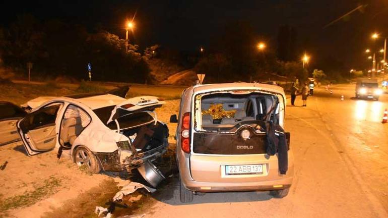 Edirnede ticari araç otomobille çarpıştı: 4 yaralı