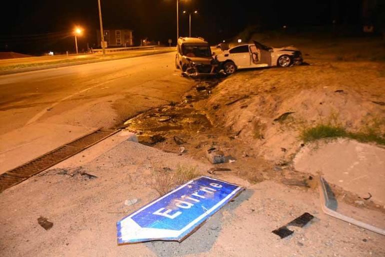 Edirnede ticari araç otomobille çarpıştı: 4 yaralı