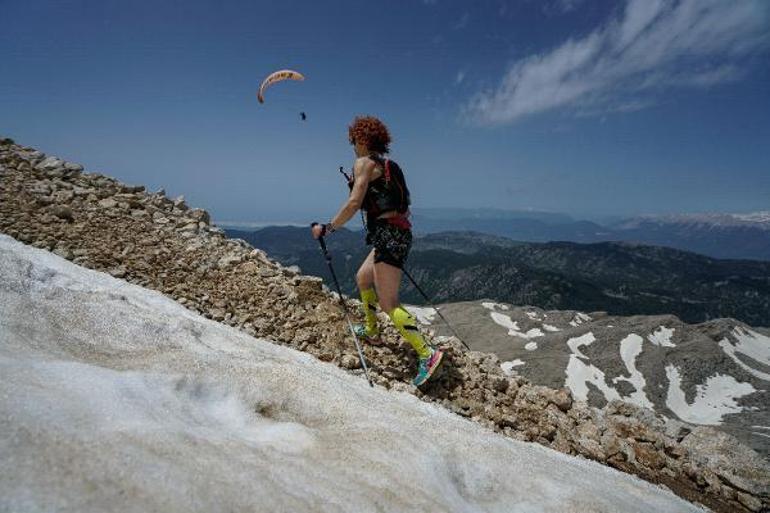 Sporcular sınırlarını zorladı, deniz seviyesinden 2365 metre zirveye koştu