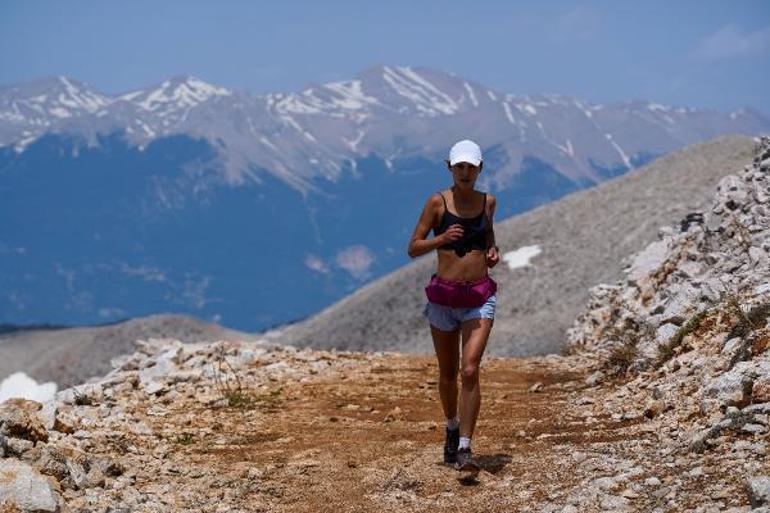 Sporcular sınırlarını zorladı, deniz seviyesinden 2365 metre zirveye koştu