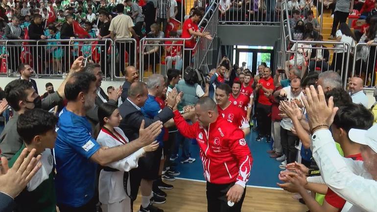 Down Sendromlular Futsal Milli Takımı-Şöhretler Karması gösteri maçı düzenlendi