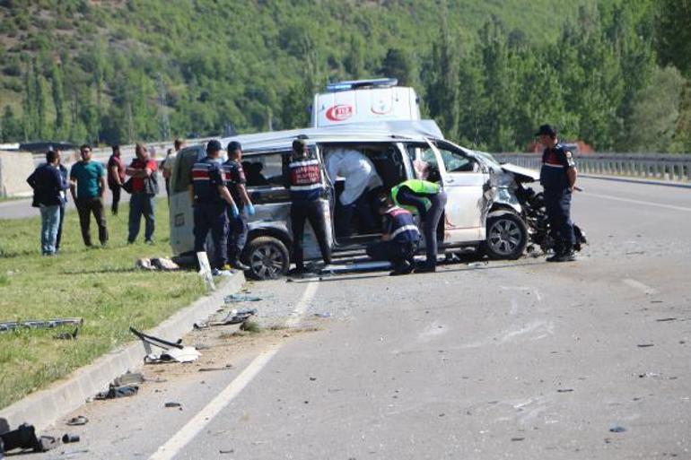 Tokatta işçi minibüsü ile otomobil çarpıştı: 2 ölü, 12 yaralı