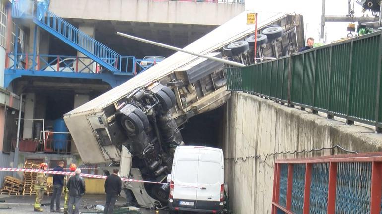 Başakşehirde, kayganlaşan yolda TIR fabrika bahçesine devrildi