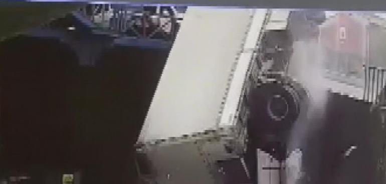 Başakşehirde, kayganlaşan yolda TIR fabrika bahçesine devrildi