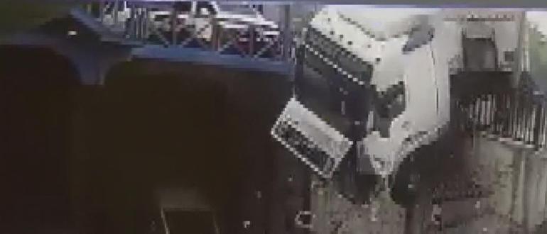 Başakşehirde, kayganlaşan yolda TIR fabrika bahçesine devrildi