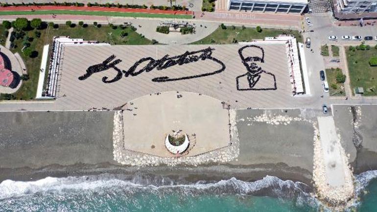 Mersinde 1919 genç zeybek oynayıp, Atatürkün imzasıyla siluetini oluşturdu