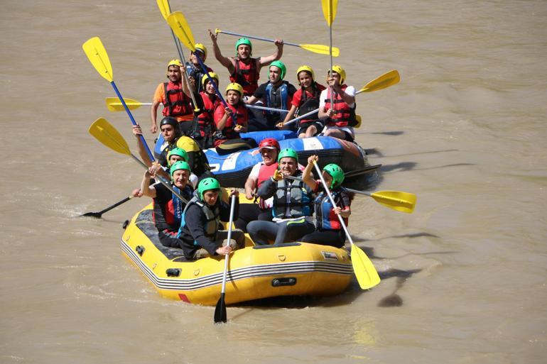 Hakkari Zap Suyunda rafting