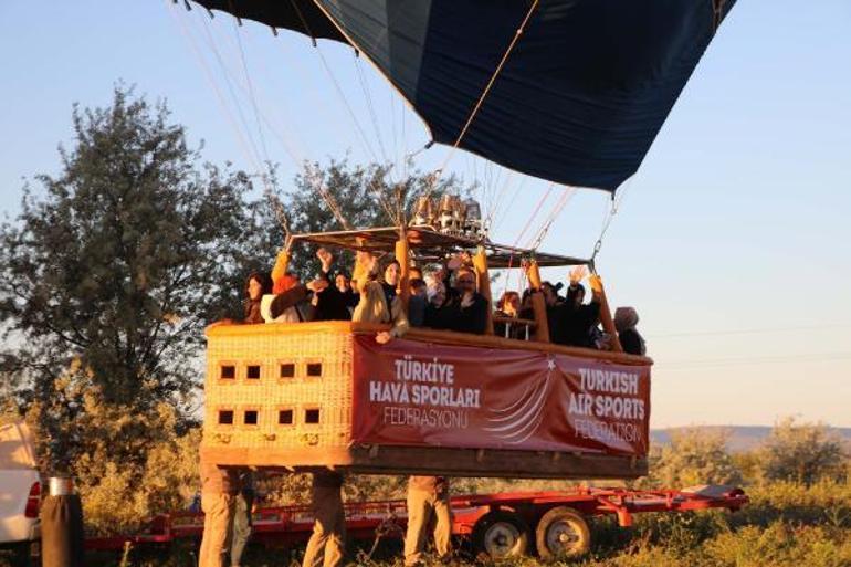 Bakan Kasapoğlu, Kapadokyada gençlerle balon turuna katıldı