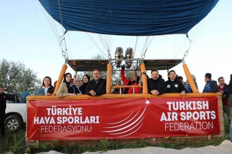 Bakan Kasapoğlu, Kapadokyada gençlerle balon turuna katıldı
