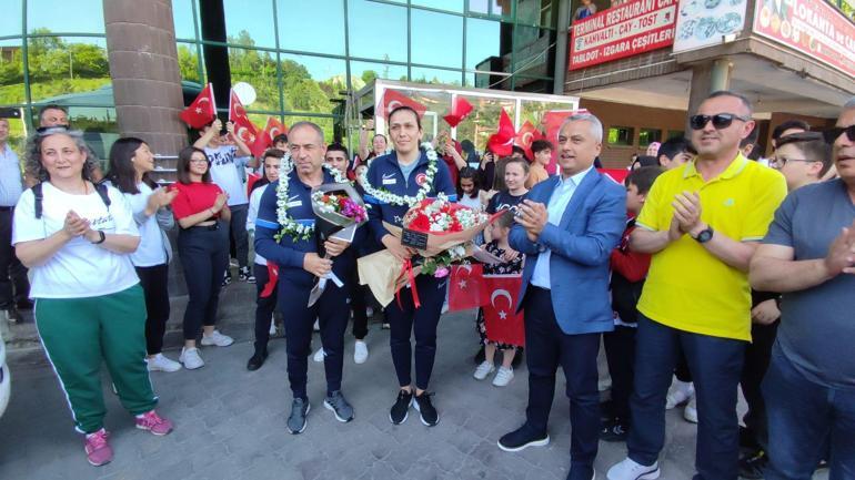 Milli boksör Elif Güneri, Karabükte çiçeklerle karşılandı